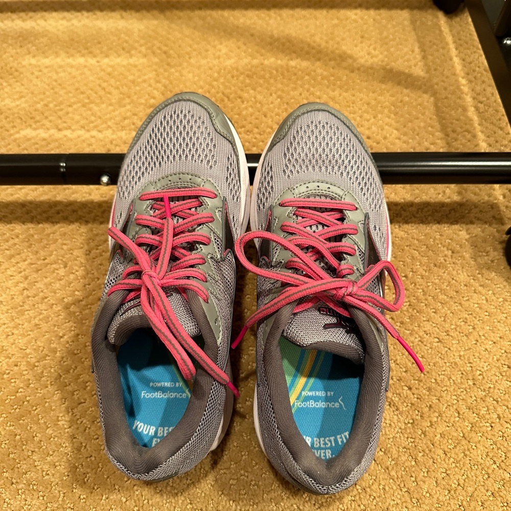 NWOT: Women’s brand new Mizuno running shoe- size 7.5